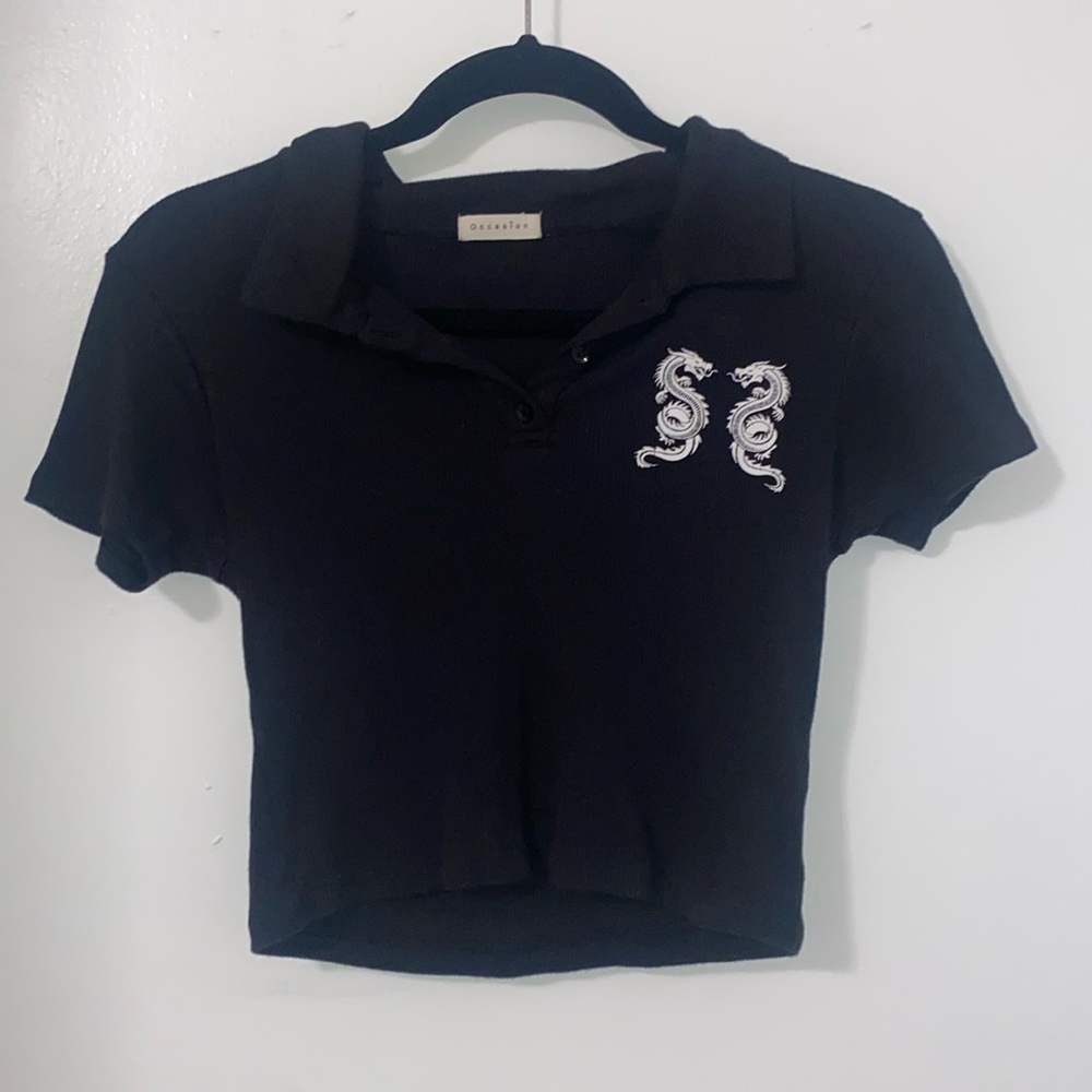 Black cropped shirt with dragons from Occasion.